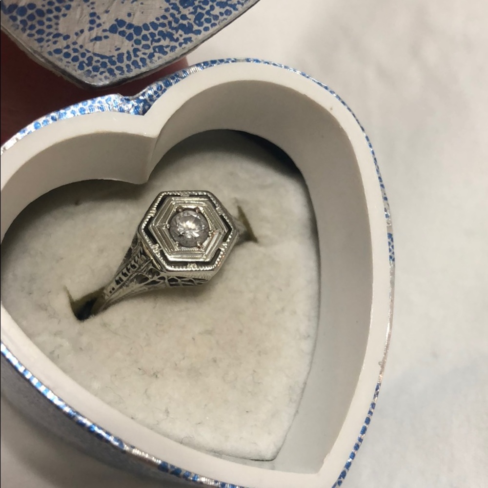 Vintage 18k white gold ring with diamond